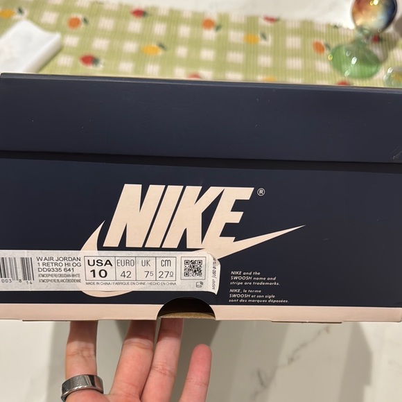 Jordan Pink and White Sneakers Classic Design - Picture 3 of 3